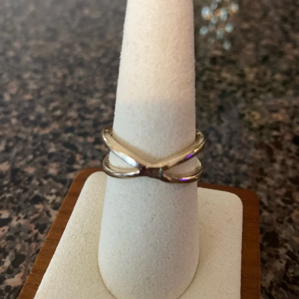 8 Stackable Gold Tone Rings - Picture 6 of 12